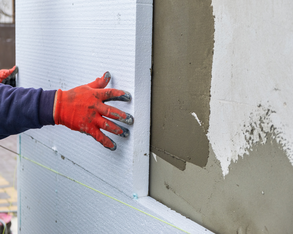 plasterer installing EIFS stucco